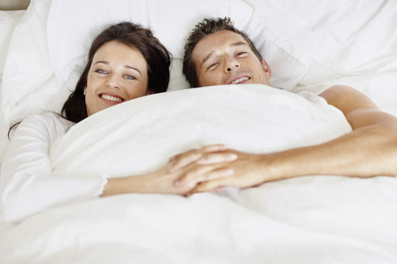 西方人,头发,两个人,夫妻,躺,握手,笑,双手交叉,微笑,露齿笑,横图,俯视,室内,白天,爱情,床,卧室,欧洲,欧洲人,服装,双人床,棕色,床单,浪漫,注视,休闲装,被子,衣服,白色,观察,看,休闲,温暖,温馨,休闲服,恩爱,恋人,服饰,观看,和睦,察看,被单,关注,卧着,男人,男性,女人,女性,中年男性,中年女性,白种人,夫妇,情侣,搀手,拉手,十字手,手搀手,手拉手,手牵手,手握手,躺着,卧,半身,彩图,高角度拍摄,睡房,卧房,伴侣,融洽