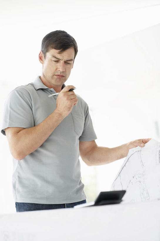 西方人,一个人,工程师,建筑工人,建筑师,办公室,站,竖图,室内,白天,正面,桌子,欧洲,欧洲人,仅一个男性,仅一个人,仅一个中年男性,握,服装,笔,图纸,办公桌,墙,办公用品,设计图,拿,拿着,注视,休闲装,水笔,墙壁,墙面,文具,衣服,学习用品,观察,看,站着,休闲,休闲服,握着,服饰,观看,文具用品,察看,关注,工程图,草图,蓝图,男人,男性,中年男性,白种人,设计,技师,建筑工,建筑设计师,站立,半身,彩图