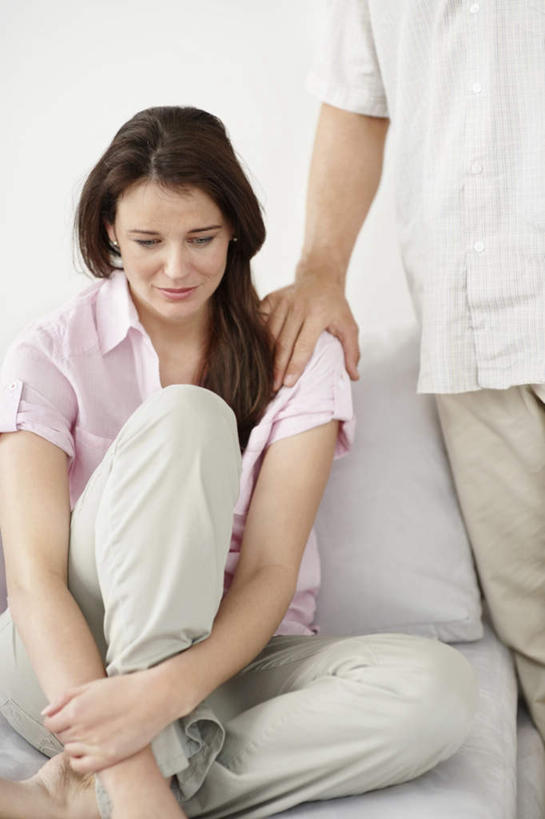 西方人,中年人,两个人,家庭,夫妻,客厅,站,坐,竖图,室内,白天,正面,爱情,沙发,欧洲,欧洲人,服装,墙,浪漫,注视,休闲装,墙壁,墙面,衣服,观察,看,站着,休闲,温暖,温馨,一家人,休闲服,恩爱,搭,恋人,服饰,观看,和睦,察看,起居室,搭着,关注,布艺沙发,客堂,男人,男性,女人,女性,中年男性,中年女性,白种人,夫妇,情侣,站立,坐着,半身,彩图,伴侣,融洽