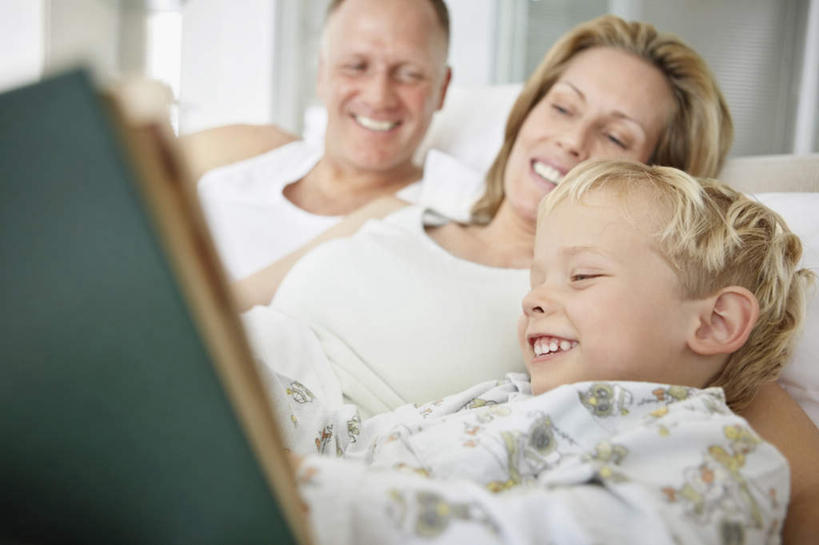 西方人,儿童,中年人,三个人,家庭,夫妻,母亲,父亲,儿子,坐,笑,微笑,露齿笑,横图,室内,白天,正面,爱情,纯洁,床,靠垫,卧室,书籍,欧洲,欧洲人,握,睡衣,服装,朦胧,模糊,背心,双人床,床单,靠枕,浪漫,拿,拿着,注视,被子,小孩,衣服,垫子,枕头,观察,看,靠,靠着,温暖,温馨,父子,母子,三口之家,一家人,恩爱,父爱,可爱,母爱,童年,童趣,握着,恋人,服饰,观看,和睦,察看,被单,衣着,穿着,关注,童真,烂漫,无邪,寝衣,衣饰,天真,男孩,男人,男性,女人,女性,中年男性,中年女性,白种人,孩子,夫妇,情侣,书,图书,坐着,半身,彩图,睡房,卧房,伴侣,融洽,男生