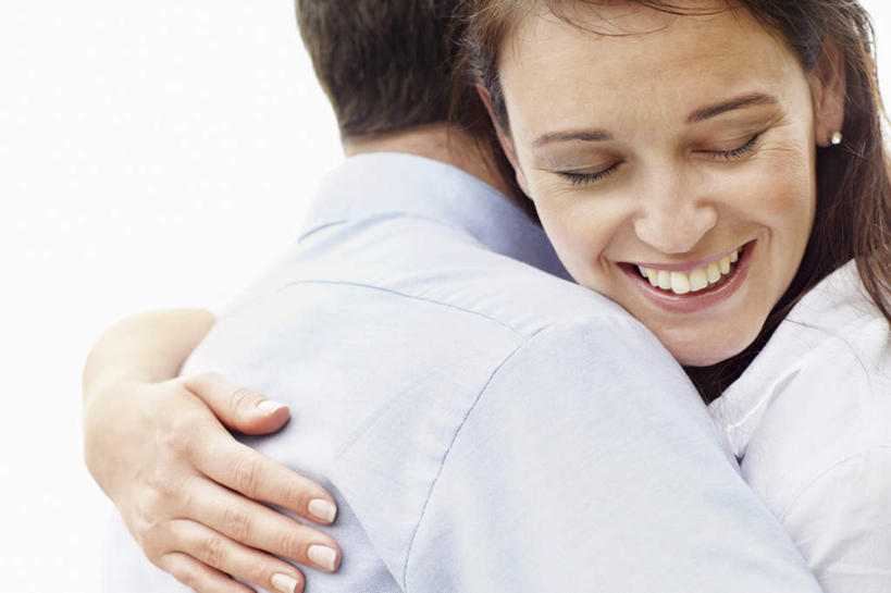 西方人,中年人,两个人,家庭,夫妻,站,闭眼,抱,笑,微笑,露齿笑,横图,室内,白天,侧面,爱情,欧洲,欧洲人,服装,浪漫,休闲装,衣服,站着,休闲,温暖,温馨,一家人,休闲服,恩爱,恋人,服饰,抱着,和睦,搂着,男人,男性,女人,女性,中年男性,中年女性,白种人,夫妇,情侣,闭眼睛,闭着眼,闭着眼睛,怀抱,搂,搂抱,相抱,拥抱,站立,半身,彩图,伴侣,融洽