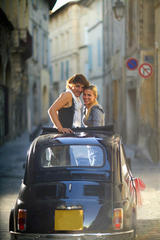 西方人,两个人,家,站,竖图,室外,白天,侧面,爱情,窗户,道路,路,公路,汽车,欧洲,欧洲人,一辆,阴影,服装,光线,影子,房屋,墙,屋子,交通,浪漫,扭头,注视,休闲装,楼房,玻璃窗,墙壁,墙面,住宅,车,衣服,蓝色,蓝天,天空,阳光,交通工具,轿车,天,低头,观察,看,站着,转头,休闲,温暖,温馨,休闲服,恩爱,搭,恋人,服饰,晴朗,观看,和睦,察看,搭着,关注,载具,万里无云,垂头,男人,男性,年轻男性,年轻女性,女人,女性,白种人,情侣,晴空,晴空万里,马路,站立,彩图,全身,房子,伴侣,融洽