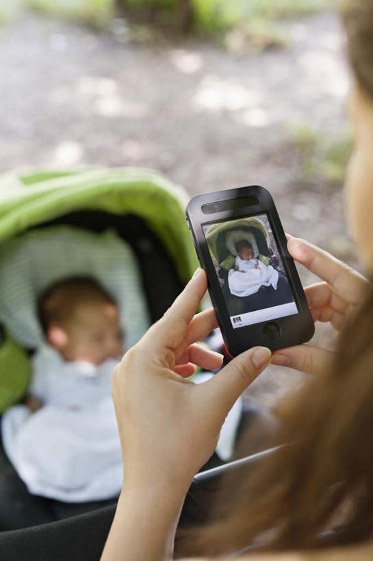 西方人,婴儿,儿童,中年人,两个人,家庭,母亲,站,躺,睡,打电话,竖图,俯视,室外,白天,纯洁,草地,草坪,植物,道路,路,电话,手机,欧洲,欧洲人,一辆,握,阴影,朦胧,模糊,光线,影子,小路,树桩,交通,拿,拿着,注视,通讯设备,车,婴儿车,草,树,树干,一个,小孩,绿色,阳光,观察,看,站着,温暖,温馨,一家人,木桩,可爱,母爱,童年,童趣,握着,活泼,单个,观看,和睦,察看,关注,载具,宝宝,童真,纯真,烂漫,无邪,母婴,宝宝车,婴儿手推车,婴儿推车,卧着,交流,伶俐,天真,女人,女性,中年女性,白种人,孩子,沟通,困,困觉,寝息,睡觉,躺着,通话,卧,站立,半身,彩图,高角度拍摄,融洽