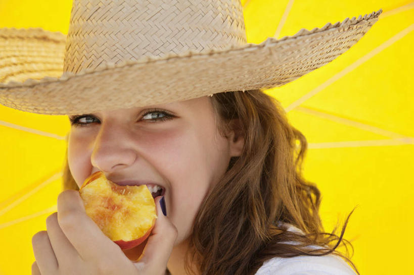 西方人,脸,头,脸颊,手,头发,一个人,横图,室外,特写,白天,正面,桃子,帽子,水果,欧洲,欧洲人,仅一个年轻女性,仅一个女性,仅一个人,一把,握,咬,服装,新鲜,草帽,伞,雨伞,遮阳伞,生食,食品,棕色,果实,拿,拿着,注视,休闲装,阳伞,肩膀,食物,一个,衣服,黄色,白色,观察,看,休闲,手部,休闲服,握着,服饰,有机食品,绿色食品,单个,观看,单手,咬着,察看,太阳伞,关注,肺果,一顶,年轻女性,女人,女性,白种人,头部,长发,卷发,脸部,脸蛋,面部,半身,彩图