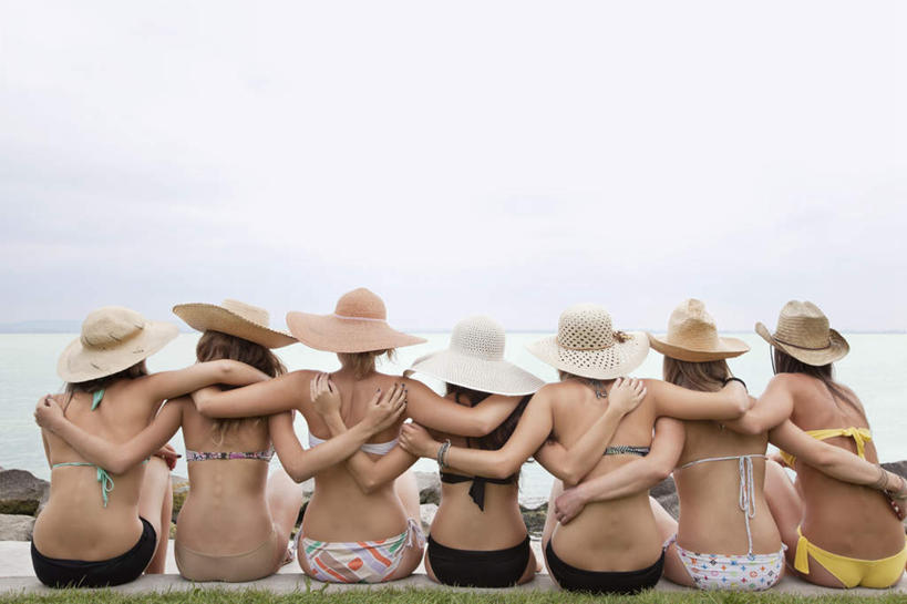 西方人,伙伴,朋友,坐,横图,室外,白天,泳装,比基尼,友谊,草地,草坪,湖,湖泊,石头,水,植物,帽子,欧洲,欧洲人,一排,阴影,整齐,光线,草帽,石子,影子,湖面,水流,水面,水平线,辽阔,海平线,许多人,草,排列,背面,绿色,阳光,湖水,靠,靠着,一群人,广阔,搭,一望无际,搭着,队列,无边无际,一马平川,友情,年轻女性,女人,女性,白种人,石块,岩石,坐着,半身,彩图,三点式,泳衣,水天相接,水天一线