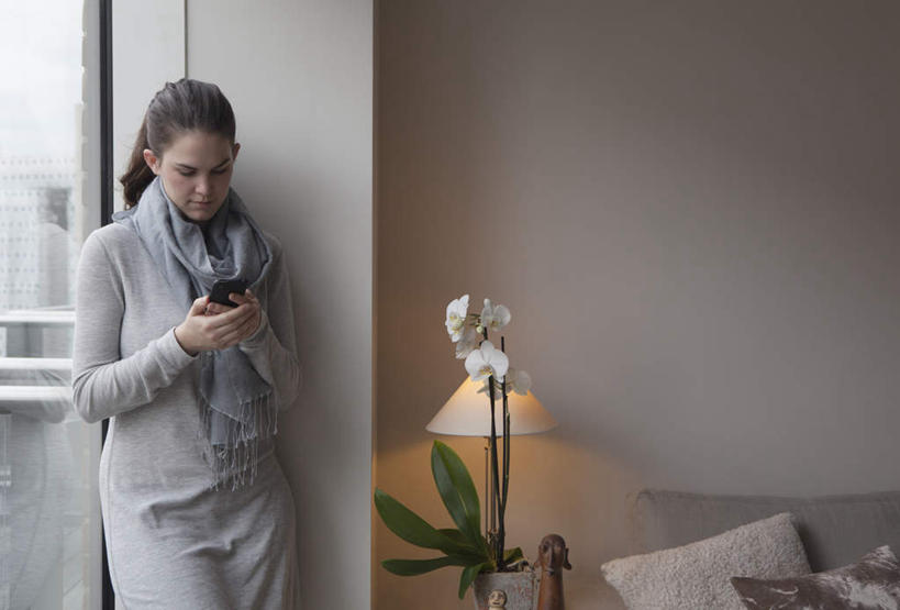 西方人,一个人,客厅,站,打电话,横图,室内,白天,正面,植物,窗户,靠垫,落地窗,沙发,台灯,桌面,桌子,电话,手机,照明,欧洲,欧洲人,仅一个年轻女性,仅一个女性,仅一个人,握,服装,木制,盆栽,墙,灯光,靠枕,盆景,拿,拿着,注视,休闲装,通讯设备,玻璃窗,墙壁,墙面,灯,衣服,绿色,自然,木制品,灯具,垫子,枕头,低头,观察,看,站着,休闲,休闲服,握着,服饰,生长,成长,观看,照亮,察看,起居室,照明设备,关注,布艺沙发,垂头,客堂,交流,年轻女性,女人,女性,白种人,沟通,通话,站立,半身,彩图