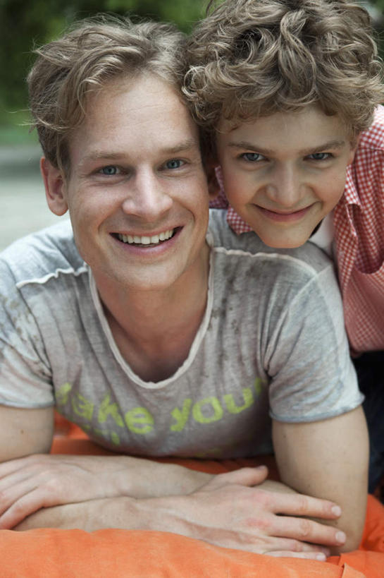 西方人,儿童,中年人,两个人,家庭,父亲,儿子,躺,笑,微笑,露齿笑,竖图,室外,白天,正面,纯洁,靠垫,欧洲,欧洲人,撑,阴影,服装,朦胧,模糊,光线,影子,靠枕,注视,休闲装,一个,小孩,衣服,阳光,垫子,枕头,观察,看,靠,靠着,趴着,休闲,温暖,温馨,父子,一家人,休闲服,父爱,可爱,童年,童趣,服饰,单个,观看,和睦,察看,撑着,关注,童真,烂漫,无邪,卧着,天真,男孩,男人,男性,中年男性,白种人,孩子,趴,躺着,卧,半身,彩图,融洽,男生