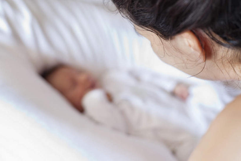 西方人,婴儿,儿童,中年人,两个人,家庭,母亲,坐,躺,闭眼,睡,横图,俯视,室内,白天,纯洁,床,卧室,欧洲,欧洲人,服装,朦胧,模糊,双人床,床单,休闲装,被子,小孩,衣服,白色,休闲,温暖,温馨,一家人,休闲服,可爱,母爱,童年,童趣,服饰,活泼,和睦,被单,宝宝,童真,纯真,烂漫,无邪,母婴,卧着,伶俐,天真,女人,女性,中年女性,白种人,孩子,闭眼睛,闭着眼,闭着眼睛,困,困觉,寝息,睡觉,躺着,卧,坐着,半身,彩图,高角度拍摄,睡房,卧房,融洽