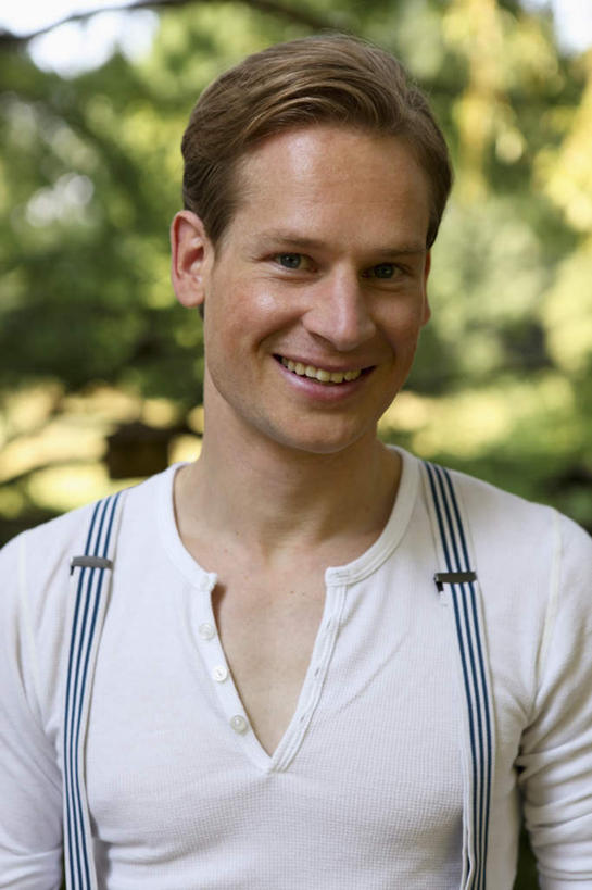 西方人,脸,头,脸颊,头发,一个人,站,笑,微笑,露齿笑,竖图,室外,特写,白天,正面,植物,欧洲,欧洲人,仅一个男性,仅一个人,仅一个中年男性,阴影,服装,裤子,朦胧,模糊,光线,影子,棕色,注视,休闲装,肩膀,树,树木,衣服,绿色,白色,阳光,自然,观察,看,站着,休闲,休闲服,背带裤,服饰,生长,成长,观看,察看,关注,饭单裤,工装裤,男人,男性,中年男性,白种人,头部,直发,脸部,脸蛋,面部,站立,半身,彩图,短发