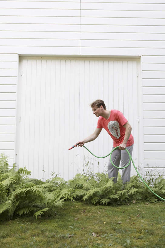 西方人,一个人,家,站,竖图,室外,白天,正面,草地,草坪,植物,欧洲,欧洲人,仅一个男性,仅一个人,仅一个中年男性,弯腰,握,阴影,服装,光线,影子,塑料,房屋,墙,屋子,拿,拿着,注视,休闲装,水管,楼房,墙壁,墙面,住宅,草,衣服,绿色,阳光,塑料制品,观察,看,站着,休闲,休闲服,握着,服饰,观看,软管,察看,关注,弯身,男人,男性,中年男性,白种人,站立,彩图,全身,房子