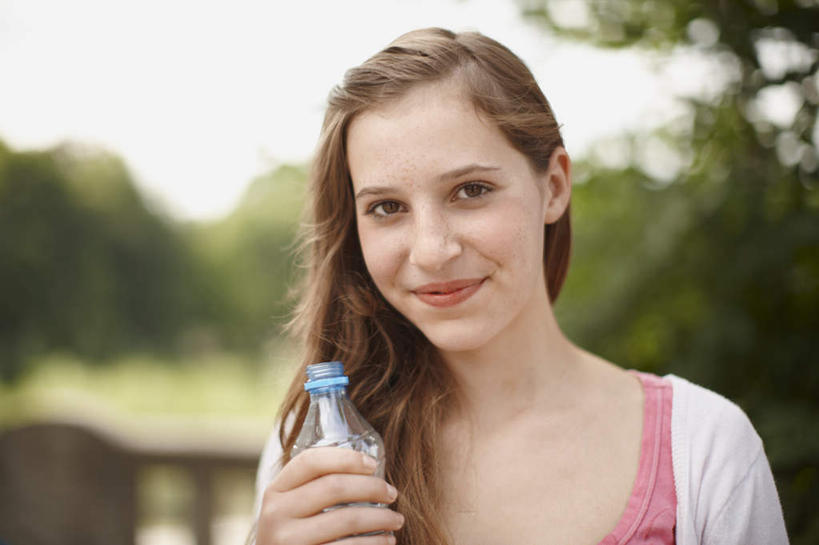 西方人,儿童,一个人,站,笑,微笑,横图,室外,白天,正面,纯洁,水,植物,欧洲,欧洲人,仅一个女性,仅一个人,握,服装,朦胧,模糊,液体,拿,拿着,注视,休闲装,饮用水,树,树木,小孩,衣服,蓝色,绿色,蓝天,天空,自然,瓶子,塑料制品,矿泉水,天,观察,看,站着,仅一个小孩,休闲,休闲服,塑料瓶,可爱,童年,童趣,握着,服饰,生长,晴朗,成长,观看,察看,关注,童真,蒸馏水,烂漫,无邪,万里无云,天真,女孩,女人,女性,白种人,孩子,晴空,晴空万里,站立,半身,彩图,女生