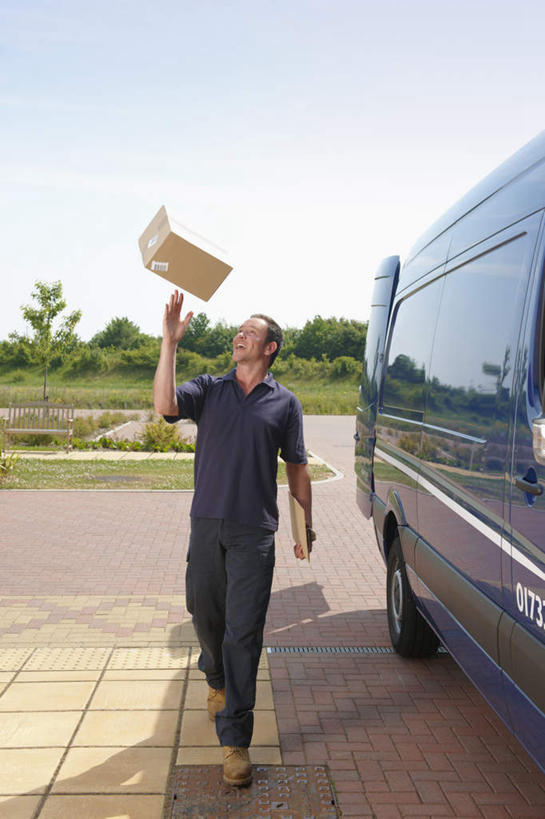 西方人,一个人,站,举,竖图,室外,白天,正面,工作服,制服,草地,草坪,植物,道路,路,公路,汽车,欧洲,欧洲人,仅一个男性,仅一个人,仅一个中年男性,阴影,光线,包装,影子,纸箱,云,云朵,交通,面包车,云彩,注视,车,草,蓝色,绿色,白云,蓝天,天空,阳光,容器,箱子,交通工具,天,观察,看,托,站着,晴朗,观看,察看,关注,载具,纸板箱,包装箱,工作制服,男人,男性,中年男性,白种人,晴空,马路,举起,举手,举着,向上举,向上伸,向上托,站立,彩图,全身,工作套服