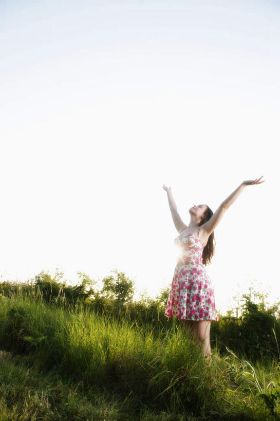 西方人,一个人,站,举,伸展双臂,竖图,室外,白天,仰视,裙子,草地,草坪,植物,欧洲,欧洲人,仅一个年轻女性,仅一个女性,仅一个人,连衣裙,云,云朵,云彩,注视,草,蓝色,绿色,白云,蓝天,天空,天,观察,看,托,站着,晴朗,观看,察看,关注,年轻女性,女人,女性,白种人,晴空,敞开双臂,举起,举手,举着,伸开双臂,向上举,向上伸,向上托,展开双肩,站立,张开手臂,张开双臂,彩图,低角度拍摄,全身