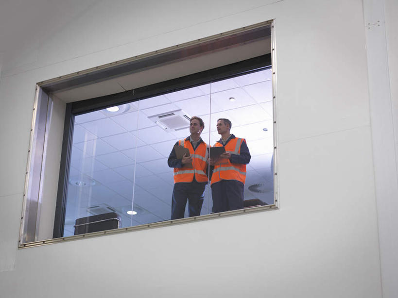 西方人,两个人,伙伴,朋友,办公室,站,笑,微笑,横图,室内,白天,仰视,工作服,制服,友谊,合作,团队,窗户,欧洲,欧洲人,握,材料,档案,文件,纸,拿,拿着,注视,玻璃窗,手稿,资料,观察,看,站着,战略,握着,观看,证明,察看,关注,文档,联合,合谋,工作制服,配合,协作,男人,男性,中年男性,白种人,站立,彩图,低角度拍摄,全身,工作套服,安全服,反光背心,反光服,反光衣