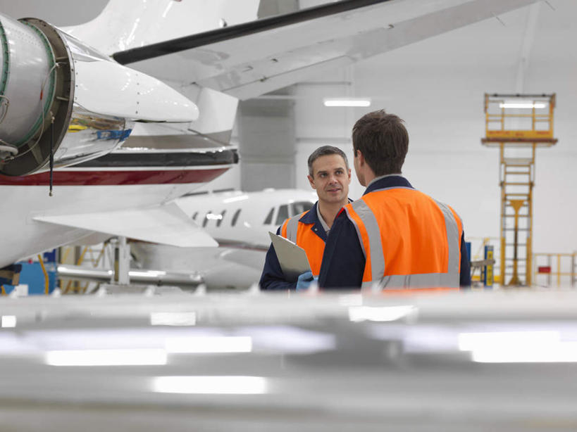 西方人,背部,两个人,伙伴,朋友,机修工,站,说,横图,室内,白天,正面,工作服,制服,讨论,友谊,合作,团队,机器,飞机,欧洲,欧洲人,墙,交通,注视,航空,墙壁,墙面,工人,交通工具,观察,看,站着,机械,战略,运输,观看,察看,客机,关注,载具,联合,合谋,工作制服,交流,配合,协作,男人,男性,中年男性,白种人,机械师,机修工人,沟通,讲话,交谈,商讨,说话,谈话,站立,半身,彩图,工作套服,安全服,反光背心,反光服,反光衣