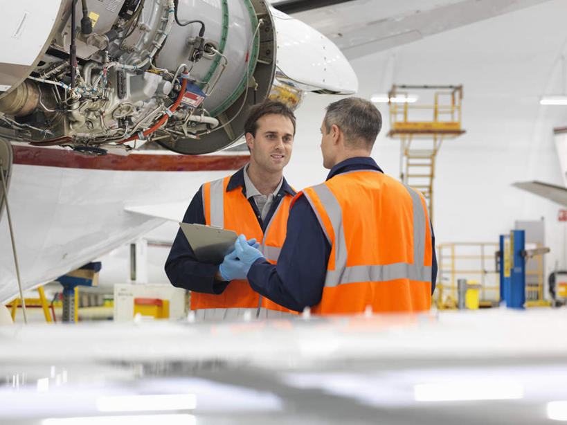 西方人,背部,两个人,伙伴,朋友,机修工,站,说,横图,室内,白天,正面,工作服,制服,讨论,友谊,安全,合作,团队,机器,飞机,欧洲,欧洲人,握,材料,档案,文件,纸,墙,防护,交通,拿,拿着,注视,航空,墙壁,墙面,工人,手稿,手套,资料,交通工具,观察,看,站着,机械,战略,握着,运输,观看,保护,证明,察看,客机,关注,载具,文档,保险,保全,周全,安稳,安定,联合,合谋,防护手套,工作制服,交流,配合,平安,协作,男人,男性,中年男性,白种人,机械师,机修工人,沟通,讲话,交谈,商讨,说话,谈话,站立,半身,彩图,工作套服,安全服,反光背心,反光服,反光衣