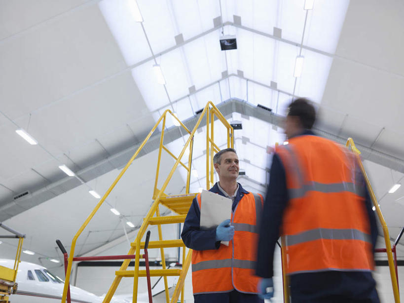 西方人,两个人,伙伴,朋友,机修工,站,说,攀登,横图,室内,白天,仰视,工作服,制服,讨论,友谊,合作,团队,机器,窗户,飞机,金属制品,照明,欧洲,欧洲人,握,阴影,光线,金属,材料,档案,梯子,文件,影子,纸,阶梯,天窗,灯光,交通,拿,拿着,注视,航空,顶灯,玻璃窗,灯,工人,手稿,资料,灯具,交通工具,观察,看,站着,机械,爬,战略,握着,运输,观看,上升,证明,照亮,察看,客机,照明设备,关注,载具,文档,联合,合谋,登高,工作制服,交流,配合,协作,男人,男性,中年男性,白种人,机械师,机修工人,沟通,讲话,交谈,攀爬,商讨,说话,谈话,站立,半身,彩图,低角度拍摄,工作套服,安全服,反光背心,反光服,反光衣