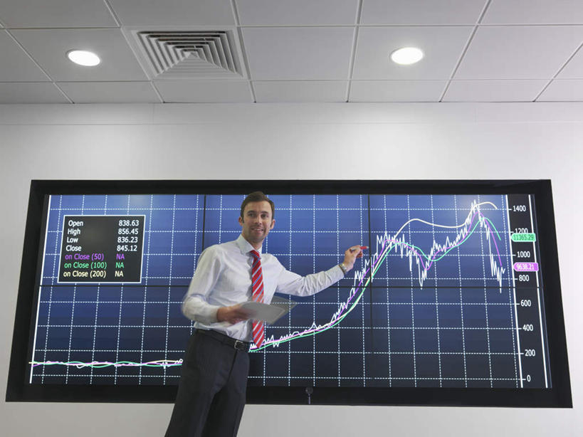 西方人,一个人,商务人士,商务男性,站,说,横图,室内,白天,仰视,衬衫,讨论,显示器,数据,照明,欧洲,欧洲人,仅一个男性,仅一个人,仅一个中年男性,握,阴影,套装,分析,光线,曲线,方格,格子,屏幕,图表,影子,墙,灯光,表格,领带,拿,拿着,注视,显示屏,顶灯,墙壁,墙面,灯,灯具,观察,看,站着,握着,K线图,观看,照亮,统计,折线,察看,象征,庄重,照明设备,关注,指标,销售,目标,商务装,身份,业绩,折线图,工薪阶层,输出设备,正式,地位,K线,蜡烛图,交流,男人,男性,中年男性,白种人,白领,上班族,沟通,讲话,交谈,商讨,说话,谈话,站立,半身,彩图,低角度拍摄,衬衣