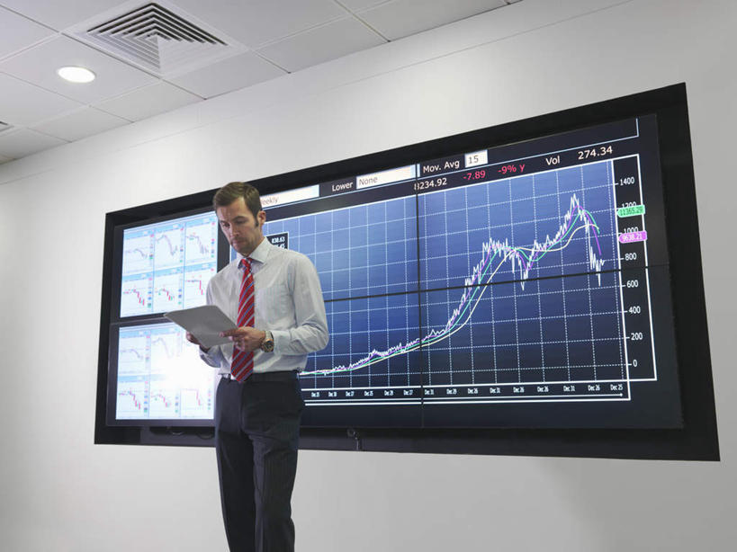 西方人,一个人,商务人士,商务男性,站,横图,室内,白天,仰视,衬衫,显示器,数据,照明,欧洲,欧洲人,仅一个男性,仅一个人,仅一个中年男性,握,阴影,套装,分析,光线,曲线,方格,格子,屏幕,图表,影子,墙,灯光,表格,领带,拿,拿着,注视,显示屏,顶灯,墙壁,墙面,灯,灯具,观察,看,站着,握着,K线图,观看,照亮,统计,折线,察看,象征,庄重,照明设备,关注,指标,销售,目标,商务装,身份,业绩,折线图,工薪阶层,输出设备,正式,地位,K线,蜡烛图,男人,男性,中年男性,白种人,白领,上班族,站立,半身,彩图,低角度拍摄,衬衣