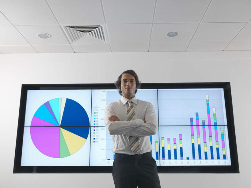 西方人,一个人,商务人士,商务男性,站,双手交叉,横图,室内,白天,仰视,衬衫,显示器,数据,欧洲,欧洲人,仅一个男性,仅一个人,仅一个中年男性,套装,分析,屏幕,图表,墙,表格,领带,注视,显示屏,墙壁,墙面,观察,看,站着,观看,统计,察看,双手抱胸,象征,庄重,关注,指标,销售,目标,商务装,身份,业绩,柱状图,工薪阶层,输出设备,正式,地位,男人,男性,中年男性,白种人,白领,上班族,站立,半身,彩图,低角度拍摄,衬衣,长条图,条图,条状图,饼图