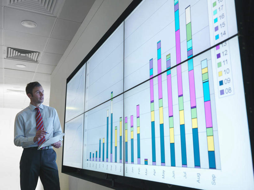 西方人,一个人,商务人士,商务男性,站,横图,室内,白天,仰视,衬衫,显示器,数据,欧洲,欧洲人,仅一个男性,仅一个人,仅一个中年男性,握,套装,分析,材料,档案,屏幕,图表,文件,纸,墙,表格,领带,拿,拿着,注视,显示屏,墙壁,墙面,手稿,资料,观察,看,站着,握着,观看,证明,统计,察看,象征,庄重,关注,指标,文档,销售,目标,商务装,身份,业绩,柱状图,工薪阶层,输出设备,正式,地位,男人,男性,中年男性,白种人,白领,上班族,站立,半身,彩图,低角度拍摄,衬衣,长条图,条图,条状图