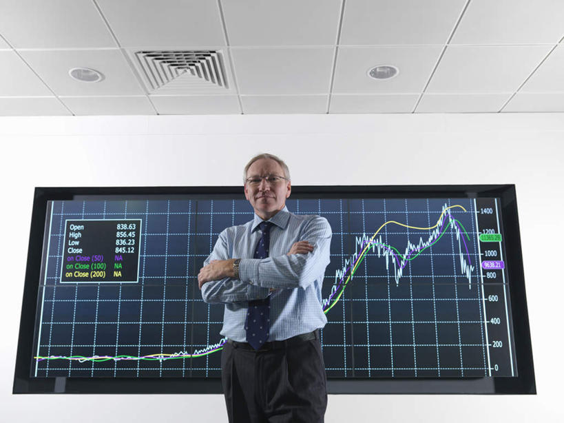 西方人,一个人,商务人士,商务男性,站,双手交叉,横图,室内,白天,仰视,衬衫,显示器,数据,照明,欧洲,欧洲人,仅一个男性,仅一个人,仅一个中年男性,套装,分析,曲线,方格,格子,屏幕,图表,墙,灯光,表格,领带,注视,显示屏,顶灯,墙壁,墙面,灯,灯具,观察,看,站着,K线图,观看,照亮,统计,折线,察看,双手抱胸,象征,庄重,照明设备,关注,指标,销售,目标,商务装,身份,业绩,折线图,工薪阶层,输出设备,正式,地位,K线,蜡烛图,男人,男性,中年男性,白种人,白领,上班族,站立,半身,彩图,低角度拍摄,衬衣