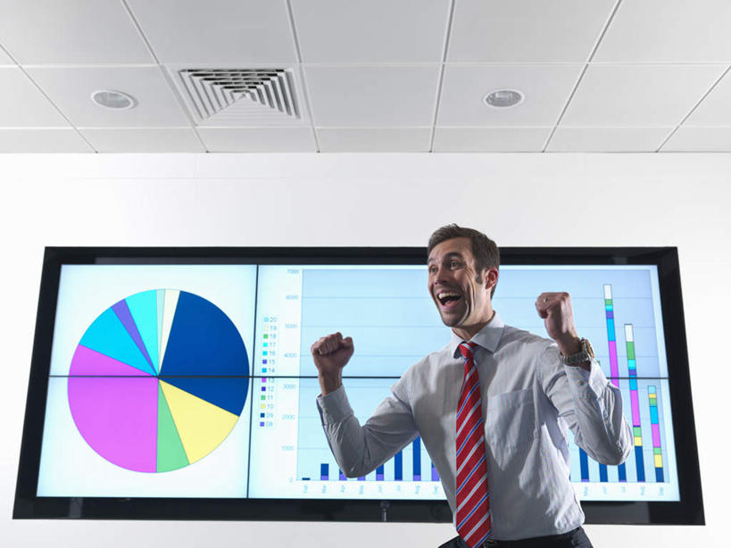 西方人,一个人,商务人士,商务男性,站,笑,微笑,露齿笑,横图,室内,白天,仰视,衬衫,显示器,数据,照明,欧洲,欧洲人,仅一个男性,仅一个人,仅一个中年男性,握,套装,分析,屏幕,图表,墙,灯光,表格,领带,注视,鼓励,显示屏,顶灯,墙壁,墙面,灯,灯具,观察,加油,看,手势,握拳,站着,打气,握着,观看,照亮,统计,察看,象征,庄重,照明设备,关注,指标,鼓舞,销售,目标,商务装,身份,业绩,柱状图,工薪阶层,输出设备,正式,地位,男人,男性,中年男性,白种人,白领,上班族,站立,半身,彩图,低角度拍摄,衬衣,长条图,条图,条状图,饼图