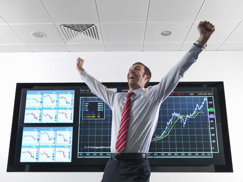 西方人,一个人,商务人士,商务男性,站,举,伸展双臂,笑,微笑,露齿笑,横图,室内,白天,仰视,衬衫,显示器,数据,照明,欧洲,欧洲人,仅一个男性,仅一个人,仅一个中年男性,握,套装,分析,曲线,方格,格子,屏幕,图表,墙,灯光,表格,领带,注视,鼓励,显示屏,顶灯,墙壁,墙面,灯,灯具,观察,加油,看,手势,托,握拳,站着,打气,握着,K线图,观看,照亮,统计,折线,察看,象征,庄重,照明设备,关注,指标,鼓舞,销售,目标,商务装,身份,业绩,折线图,工薪阶层,输出设备,正式,地位,K线,蜡烛图,男人,男性,中年男性,白种人,白领,上班族,敞开双臂,举起,举手,举着,伸开双臂,向上举,向上伸,向上托,展开双肩,站立,张开手臂,张开双臂,半身,彩图,低角度拍摄,衬衣