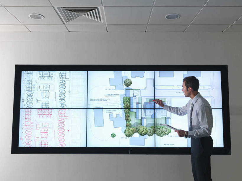 西方人,一个人,商务人士,商务男性,站,说,横图,室内,白天,侧面,衬衫,讨论,显示器,欧洲,欧洲人,仅一个男性,仅一个人,仅一个中年男性,握,套装,材料,档案,屏幕,图纸,文件,纸,墙,领带,设计图,拿,拿着,注视,显示屏,墙壁,墙面,手稿,资料,观察,看,站着,握着,观看,证明,察看,象征,庄重,关注,文档,商务装,身份,工程图,草图,蓝图,工薪阶层,输出设备,正式,地位,交流,男人,男性,中年男性,白种人,白领,上班族,设计,沟通,讲话,交谈,商讨,说话,谈话,站立,半身,彩图,衬衣