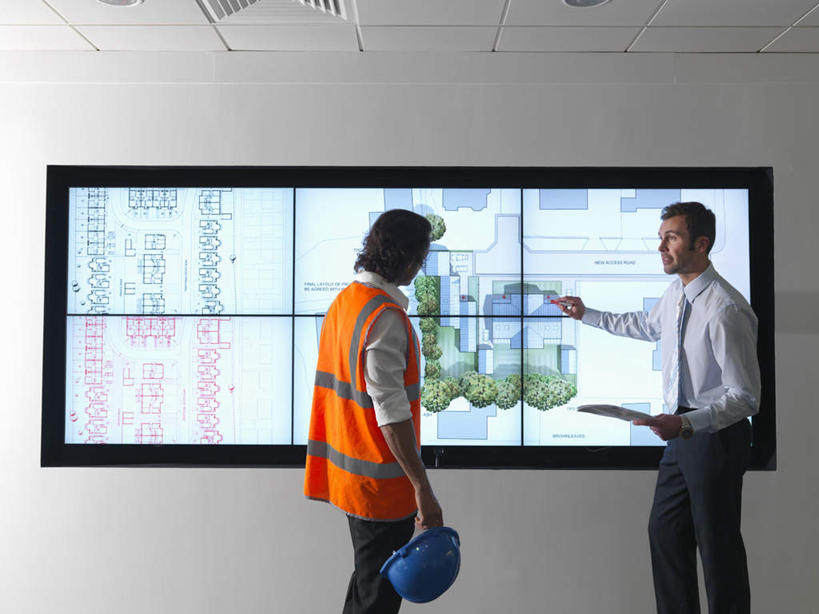 西方人,两个人,伙伴,朋友,建筑工人,站,说,横图,室内,白天,侧面,工作服,制服,讨论,友谊,合作,团队,显示器,帽子,欧洲,欧洲人,握,材料,档案,屏幕,头盔,图纸,文件,纸,墙,设计图,拿,拿着,注视,显示屏,墙壁,墙面,工人,安全帽,手稿,资料,观察,看,站着,战略,握着,观看,证明,察看,关注,文档,工程图,草图,蓝图,输出设备,联合,合谋,工作制服,交流,配合,协作,男人,男性,中年男性,白种人,设计,建筑工,沟通,讲话,交谈,商讨,说话,谈话,站立,半身,彩图,工作套服,安全服,反光背心,反光服,反光衣