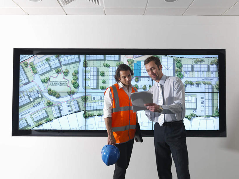 西方人,两个人,伙伴,朋友,商务人士,建筑工人,商务男性,站,说,横图,室内,白天,正面,工作服,衬衫,制服,讨论,友谊,合作,团队,显示器,帽子,欧洲,欧洲人,握,套装,材料,档案,屏幕,头盔,图纸,文件,纸,墙,设计图,拿,拿着,注视,显示屏,墙壁,墙面,工人,安全帽,手稿,资料,观察,看,站着,战略,握着,观看,证明,察看,关注,文档,商务装,工程图,草图,蓝图,工薪阶层,输出设备,联合,合谋,工作制服,交流,配合,协作,男人,男性,中年男性,白种人,白领,上班族,设计,建筑工,沟通,讲话,交谈,商讨,说话,谈话,站立,半身,彩图,衬衣,工作套服,安全服,反光背心,反光服,反光衣