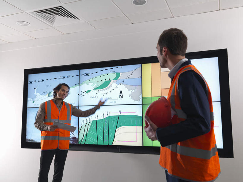 西方人,两个人,伙伴,朋友,站,说,横图,室内,白天,正面,工作服,制服,讨论,友谊,合作,团队,显示器,帽子,欧洲,欧洲人,握,材料,档案,屏幕,头盔,文件,纸,墙,拿,拿着,注视,显示屏,墙壁,墙面,工人,安全帽,手稿,资料,观察,看,站着,战略,握着,观看,证明,察看,关注,文档,输出设备,联合,合谋,工作制服,交流,配合,协作,男人,男性,中年男性,白种人,沟通,讲话,交谈,商讨,说话,谈话,站立,半身,彩图,工作套服,安全服,反光背心,反光服,反光衣