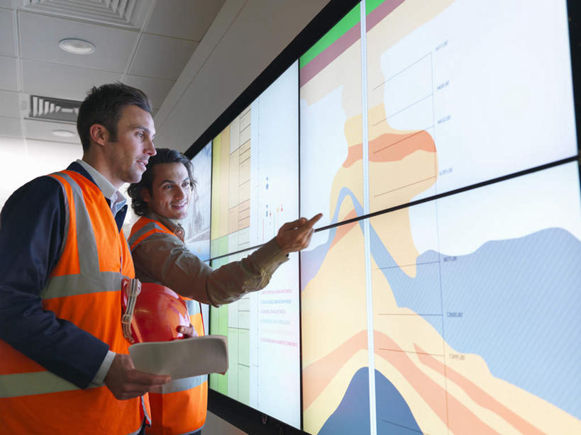 西方人,两个人,伙伴,朋友,站,说,横图,室内,白天,侧面,工作服,制服,讨论,友谊,合作,团队,显示器,欧洲,欧洲人,握,指,材料,档案,屏幕,文件,纸,墙,拿,拿着,注视,方向,显示屏,墙壁,墙面,工人,手稿,资料,观察,看,手势,站着,战略,握着,观看,证明,察看,指向,食指,关注,文档,输出设备,联合,合谋,工作制服,交流,配合,协作,男人,男性,中年男性,白种人,沟通,讲话,交谈,商讨,说话,谈话,站立,半身,彩图,工作套服,安全服,反光背心,反光服,反光衣