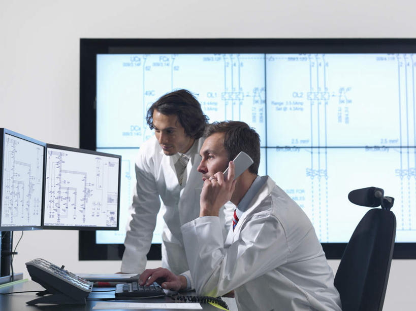 西方人,两个人,伙伴,朋友,商务人士,商务男性,站,坐,说,打电话,横图,室内,白天,仰视,衬衫,讨论,友谊,合作,团队,显示器,键盘,桌子,电话,椅子,照明,欧洲,欧洲人,握,套装,屏幕,办公桌,墙,灯光,领带,拿,拿着,注视,输入设备,通讯设备,显示屏,顶灯,墙壁,墙面,灯,话筒,灯具,观察,看,站着,电话线,战略,握着,观看,照亮,察看,固定电话,象征,庄重,照明设备,关注,通信设备,商务装,身份,工薪阶层,输出设备,联合,合谋,正式,地位,交流,配合,协作,男人,男性,中年男性,白种人,白领,上班族,电话机,沟通,讲话,交谈,商讨,说话,谈话,通话,站立,坐着,半身,彩图,低角度拍摄,衬衣