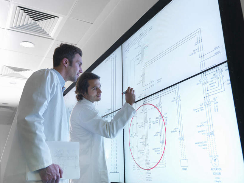 西方人,两个人,伙伴,朋友,科学家,站,说,横图,室内,白天,仰视,讨论,友谊,合作,团队,显示器,欧洲,欧洲人,握,服装,笔,材料,档案,屏幕,文件,纸,圆圈,墙,办公用品,拿,拿着,注视,显示屏,墙壁,墙面,文具,衣服,白色,手稿,学习用品,资料,观察,看,站着,战略,握着,服饰,观看,文具用品,证明,察看,衣着,科研人员,白大褂,穿着,关注,文档,研究者,输出设备,实验服,科学研究者,联合,合谋,衣饰,交流,配合,协作,男人,男性,中年男性,白种人,科学工作者,沟通,讲话,交谈,商讨,说话,谈话,站立,半身,彩图,低角度拍摄,实验衣