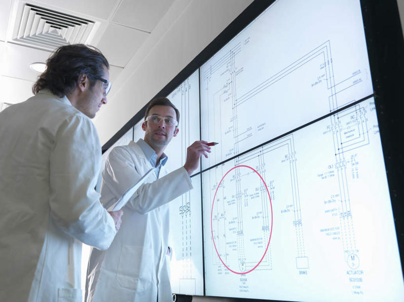 西方人,两个人,伙伴,朋友,科学家,站,说,横图,室内,白天,仰视,讨论,友谊,合作,团队,显示器,欧洲,欧洲人,握,服装,笔,材料,档案,屏幕,文件,纸,圆圈,墙,办公用品,拿,拿着,注视,显示屏,墙壁,墙面,文具,衣服,白色,手稿,学习用品,资料,观察,看,站着,战略,握着,服饰,观看,文具用品,证明,察看,衣着,科研人员,白大褂,穿着,关注,文档,研究者,输出设备,实验服,科学研究者,联合,合谋,衣饰,交流,配合,协作,男人,男性,中年男性,白种人,科学工作者,沟通,讲话,交谈,商讨,说话,谈话,站立,半身,彩图,低角度拍摄,实验衣