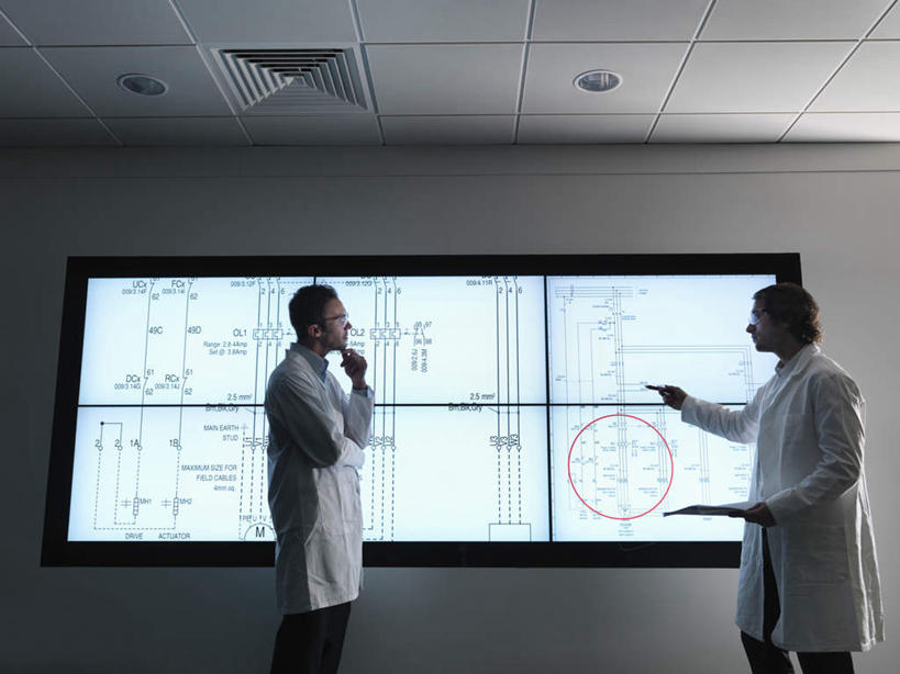 西方人,两个人,伙伴,朋友,科学家,站,说,横图,室内,白天,仰视,讨论,友谊,合作,团队,显示器,照明,欧洲,欧洲人,握,服装,材料,档案,屏幕,文件,纸,圆圈,墙,灯光,拿,拿着,注视,显示屏,顶灯,墙壁,墙面,灯,衣服,白色,手稿,资料,灯具,观察,看,站着,战略,握着,服饰,观看,证明,照亮,察看,衣着,科研人员,白大褂,照明设备,穿着,关注,文档,研究者,输出设备,实验服,科学研究者,联合,合谋,衣饰,交流,配合,协作,男人,男性,中年男性,白种人,科学工作者,沟通,讲话,交谈,商讨,说话,谈话,站立,半身,彩图,低角度拍摄,实验衣