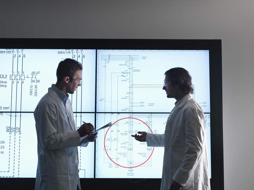 西方人,两个人,伙伴,朋友,科学家,站,说,横图,室内,白天,侧面,讨论,友谊,合作,团队,显示器,欧洲,欧洲人,握,服装,材料,档案,屏幕,文件,纸,圆圈,墙,拿,拿着,注视,显示屏,墙壁,墙面,衣服,白色,手稿,资料,观察,看,站着,战略,握着,服饰,观看,证明,察看,衣着,科研人员,白大褂,穿着,关注,文档,研究者,输出设备,实验服,科学研究者,联合,合谋,衣饰,交流,配合,协作,男人,男性,中年男性,白种人,科学工作者,沟通,讲话,交谈,商讨,说话,谈话,站立,半身,彩图,实验衣