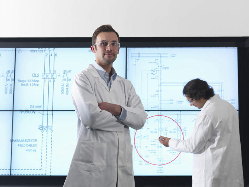 西方人,背部,两个人,伙伴,朋友,科学家,站,双手交叉,横图,室内,白天,正面,友谊,合作,团队,显示器,欧洲,欧洲人,服装,屏幕,圆圈,墙,注视,显示屏,墙壁,墙面,衣服,白色,观察,看,站着,战略,服饰,观看,察看,双手抱胸,衣着,科研人员,白大褂,穿着,关注,研究者,输出设备,实验服,科学研究者,联合,合谋,衣饰,配合,协作,男人,男性,中年男性,白种人,科学工作者,站立,半身,彩图,实验衣