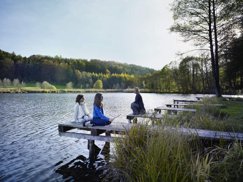 西方人,儿童,中年人,三个人,家庭,母亲,女儿,码头,坐,横图,室外,白天,正面,纯洁,湖,湖泊,山,山脉,水,植物,港口,欧洲,欧洲人,阴影,服装,光线,影子,湖面,山峰,水流,水面,云,云朵,山峦,云彩,注视,休闲装,树,树木,小孩,衣服,蓝色,绿色,白云,蓝天,天空,阳光,自然,湖水,群山,天,观察,看,休闲,温暖,温馨,母女,一家人,休闲服,可爱,母爱,童年,童趣,服饰,生长,晴朗,成长,观看,和睦,察看,关注,童真,烂漫,无邪,天真,女孩,女人,女性,中年女性,白种人,孩子,晴空,坐着,彩图,全身,摆渡口,埠头,渡口,渡头,港湾,海港,口岸,商港,融洽,女生
