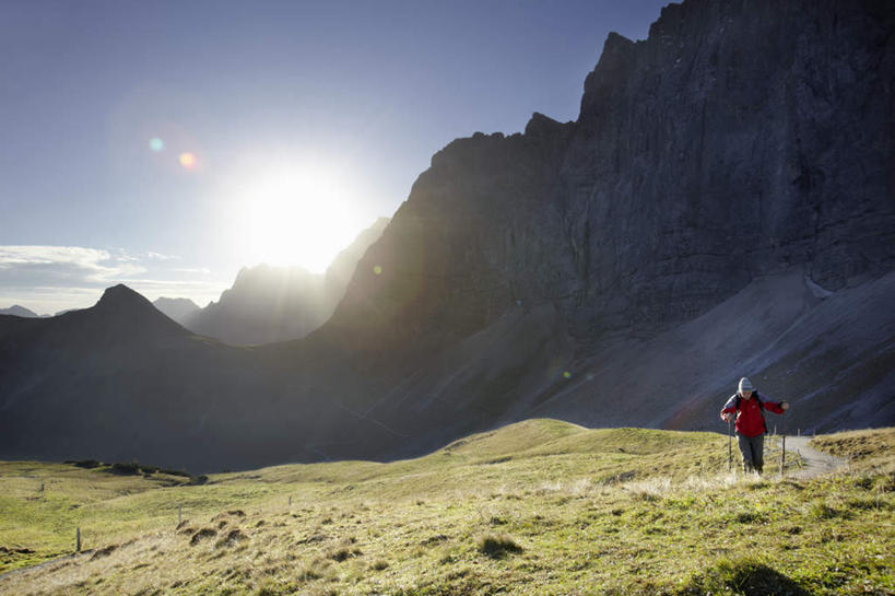 西方人,一个人,站,横图,室外,白天,正面,锻炼,旅游,度假,运动,草地,草坪,山,山脉,植物,欧洲,欧洲人,仅一个男性,仅一个人,握,阴影,服装,光线,工具,器材,影子,山峰,云,云朵,山峦,拿,云彩,拿着,注视,休闲装,娱乐,运动器械,草,仅一个年轻男性,衣服,蓝色,绿色,白云,蓝天,天空,阳光,群山,天,观察,看,站着,享受,休闲,休闲服,器械,健身器械,放松,握着,服饰,晴朗,拐杖,观看,滑雪杖,察看,关注,室外运动,健身器材,户外运动,滑雪装备,辅助设备,男人,男性,年轻男性,白种人,晴空,站立,彩图,全身,眩光,健身,运动器材