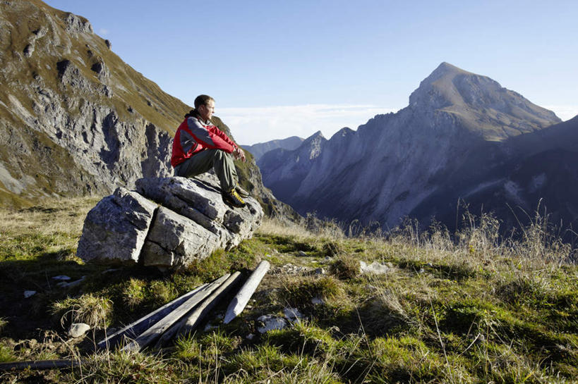 西方人,一个人,坐,横图,室外,白天,仰视,草地,石头,山,山脉,植物,欧洲,欧洲人,仅一个男性,仅一个人,阴影,服装,光线,石子,影子,山峰,云,云朵,山峦,云彩,注视,休闲装,草,仅一个年轻男性,衣服,蓝色,绿色,白云,蓝天,天空,阳光,群山,天,观察,看,休闲,休闲服,搭,服饰,晴朗,观看,察看,搭着,关注,男人,男性,年轻男性,白种人,石块,岩石,晴空,坐着,彩图,低角度拍摄,全身