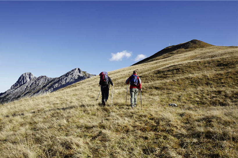 西方人,两个人,伙伴,朋友,走,横图,室外,白天,仰视,锻炼,旅游,度假,友谊,运动,草地,石头,山,山脉,植物,欧洲,欧洲人,阴影,服装,光线,包,石子,影子,山峰,云,云朵,山峦,云彩,旅行包,休闲装,娱乐,草,衣服,蓝色,绿色,白云,蓝天,天空,阳光,背包,群山,天,享受,休闲,休闲服,放松,服饰,晴朗,室外运动,户外运动,旅游包,友情,男人,男性,年轻男性,白种人,石块,岩石,晴空,步行,散步,走路,彩图,低角度拍摄,全身,健身,双肩包