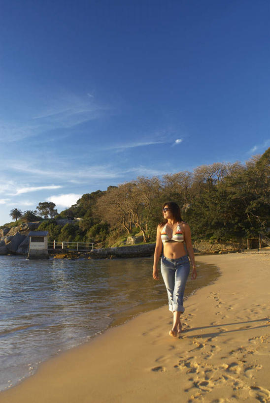 西方人,一个人,走,竖图,室外,白天,正面,海浪,海洋,沙滩,植物,欧洲,欧洲人,仅一个女性,仅一个人,阴影,服装,光线,沙子,影子,海岸,浪花,云,云朵,沙地,云彩,扭头,注视,休闲装,树,树木,衣服,蓝色,绿色,白云,蓝天,天空,阳光,自然,海水,天,观察,看,转头,仅一个中年女性,休闲,休闲服,服饰,生长,晴朗,成长,观看,察看,关注,海景,女人,女性,中年女性,白种人,大海,风浪,海,海水的波动,海滩,近岸浪,涌浪,晴空,步行,散步,走路,彩图,全身