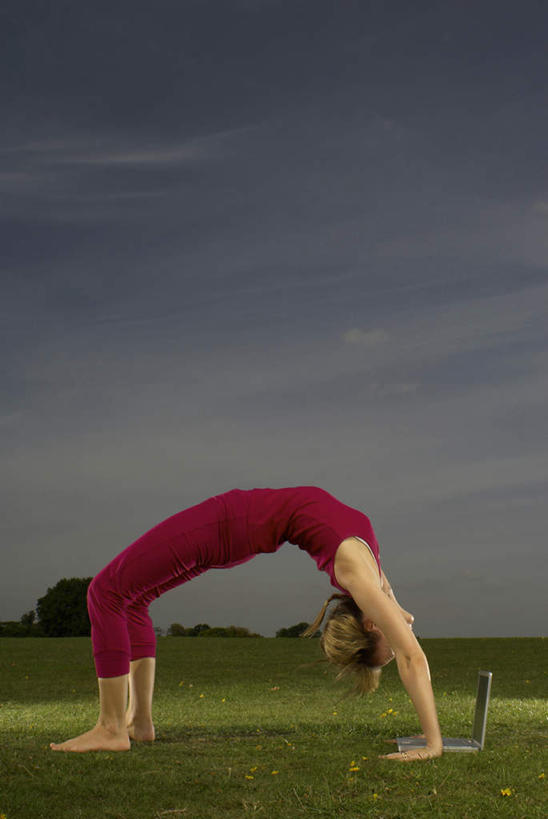 西方人,一个人,站,竖图,室外,白天,侧面,运动服,锻炼,瑜伽,运动,草地,草坪,植物,欧洲,欧洲人,仅一个女性,仅一个人,撑,弯腰,阴影,服装,光线,影子,云,云朵,云彩,注视,光脚,草,树,树木,衣服,红色,蓝色,绿色,白云,蓝天,天空,阳光,自然,天,观察,看,站着,仅一个中年女性,赤脚,养生,服饰,生长,晴朗,成长,观看,察看,撑着,衣着,穿着,关注,弯身,衣饰,桥式,体育,女人,女性,中年女性,白种人,晴空,站立,彩图,全身,健身,运动装