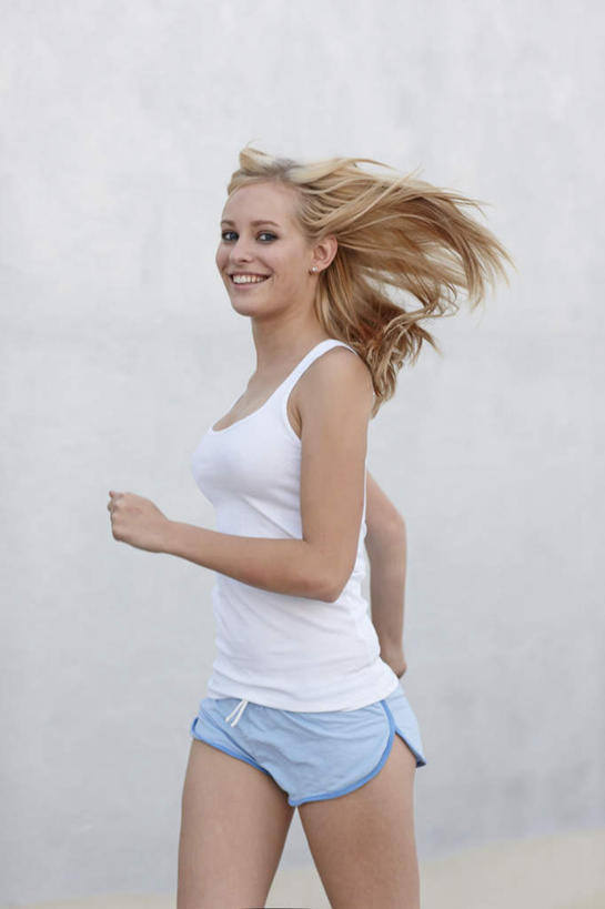 西方人,一个人,跑,笑,微笑,露齿笑,竖图,室外,白天,正面,锻炼,运动,吊带,欧洲,欧洲人,仅一个年轻女性,仅一个女性,仅一个人,服装,墙,注视,吊带衫,墙壁,墙面,衣服,白色,观察,看,服饰,观看,察看,衣着,穿着,关注,衣饰,体育,年轻女性,女人,女性,白种人,跑步,半身,彩图,健身