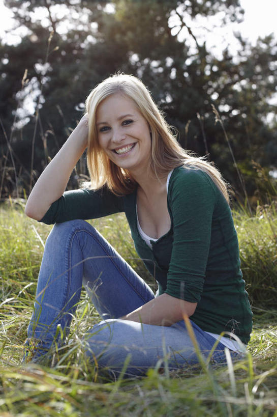 西方人,一个人,坐,笑,微笑,露齿笑,竖图,室外,白天,正面,草地,草坪,植物,欧洲,欧洲人,仅一个年轻女性,仅一个女性,仅一个人,撑,阴影,服装,裤子,朦胧,模糊,光线,影子,扭头,注视,牛仔裤,休闲装,草,树,树木,衣服,绿色,阳光,自然,观察,看,转头,休闲,休闲服,搭,服饰,生长,成长,观看,察看,撑着,搭着,关注,年轻女性,女人,女性,白种人,坐着,彩图,全身