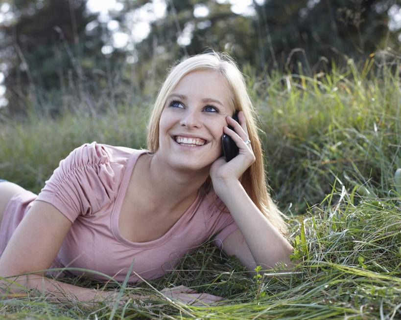 西方人,一个人,躺,笑,打电话,微笑,露齿笑,横图,室外,白天,正面,草地,草坪,植物,电话,手机,欧洲,欧洲人,仅一个年轻女性,仅一个女性,仅一个人,撑,握,阴影,服装,朦胧,模糊,光线,影子,拿,拿着,扭头,注视,休闲装,通讯设备,草,树,树木,一个,衣服,绿色,阳光,自然,观察,看,转头,休闲,休闲服,握着,服饰,生长,单个,成长,观看,察看,撑着,关注,卧着,交流,年轻女性,女人,女性,白种人,沟通,躺着,通话,卧,半身,彩图