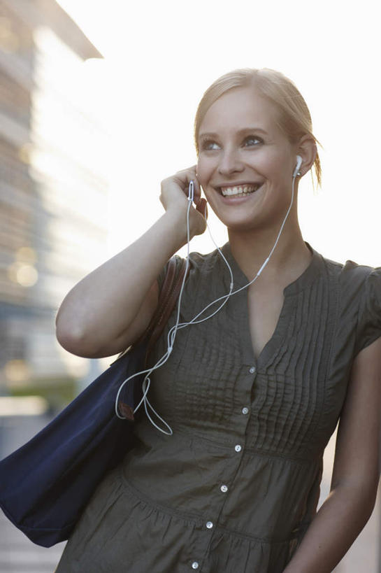 西方人,一个人,高楼大厦,走,笑,微笑,露齿笑,竖图,室外,白天,正面,陶醉,快乐,满意,幸福,大厦,建筑,摩天大楼,欧洲,欧洲人,仅一个年轻女性,仅一个女性,仅一个人,握,阴影,服装,朦胧,模糊,光线,包,皮包,影子,音响,音乐,拿,音乐播放器,拿着,注视,休闲装,娱乐,一个,衣服,阳光,耳机,随身听,观察,看,享受,休闲,休闲服,放松,握着,服饰,单个,观看,单肩包,察看,舒适,享乐,关注,MP3播放器,年轻女性,女人,女性,白种人,步行,散步,走路,半身,彩图,大楼,高层建筑,高楼,摩天楼,播放器,沉醉