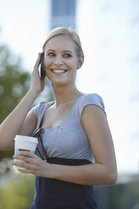 西方人,一个人,站,笑,打电话,微笑,露齿笑,竖图,室外,白天,正面,草地,草坪,植物,杯子,电话,手机,欧洲,欧洲人,仅一个年轻女性,仅一个女性,仅一个人,握,阴影,服装,朦胧,模糊,光线,影子,墙,拿,拿着,扭头,注视,休闲装,通讯设备,墙壁,墙面,草,树,树木,一个,衣服,绿色,阳光,自然,纸制品,观察,看,站着,转头,休闲,休闲服,握着,服饰,生长,单个,成长,观看,纸杯,察看,关注,一次性杯子,交流,年轻女性,女人,女性,白种人,沟通,通话,站立,半身,彩图